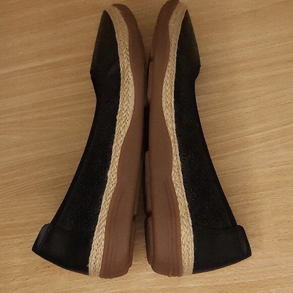 Clarks Elaina Black Slip On Shoes 8 1/2 - Picture 7 of 8